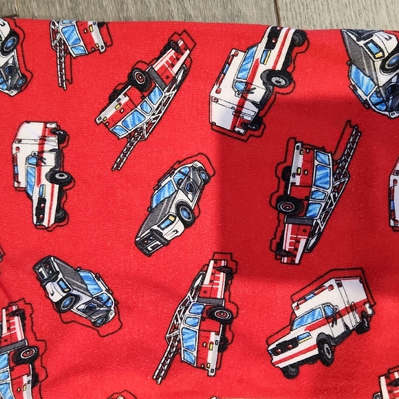 Size 8 boys pyjamas emergency vehicles - Picture 2 of 3